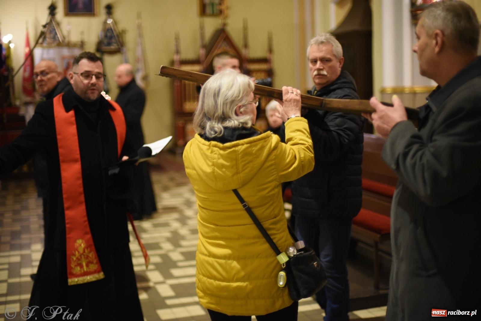 Zdjęcie w galerii na portalu naszraciborz.pl: Droga krzyżowa ulicami Raciborza [FOTO i WIDEO] wiadomości z regionu