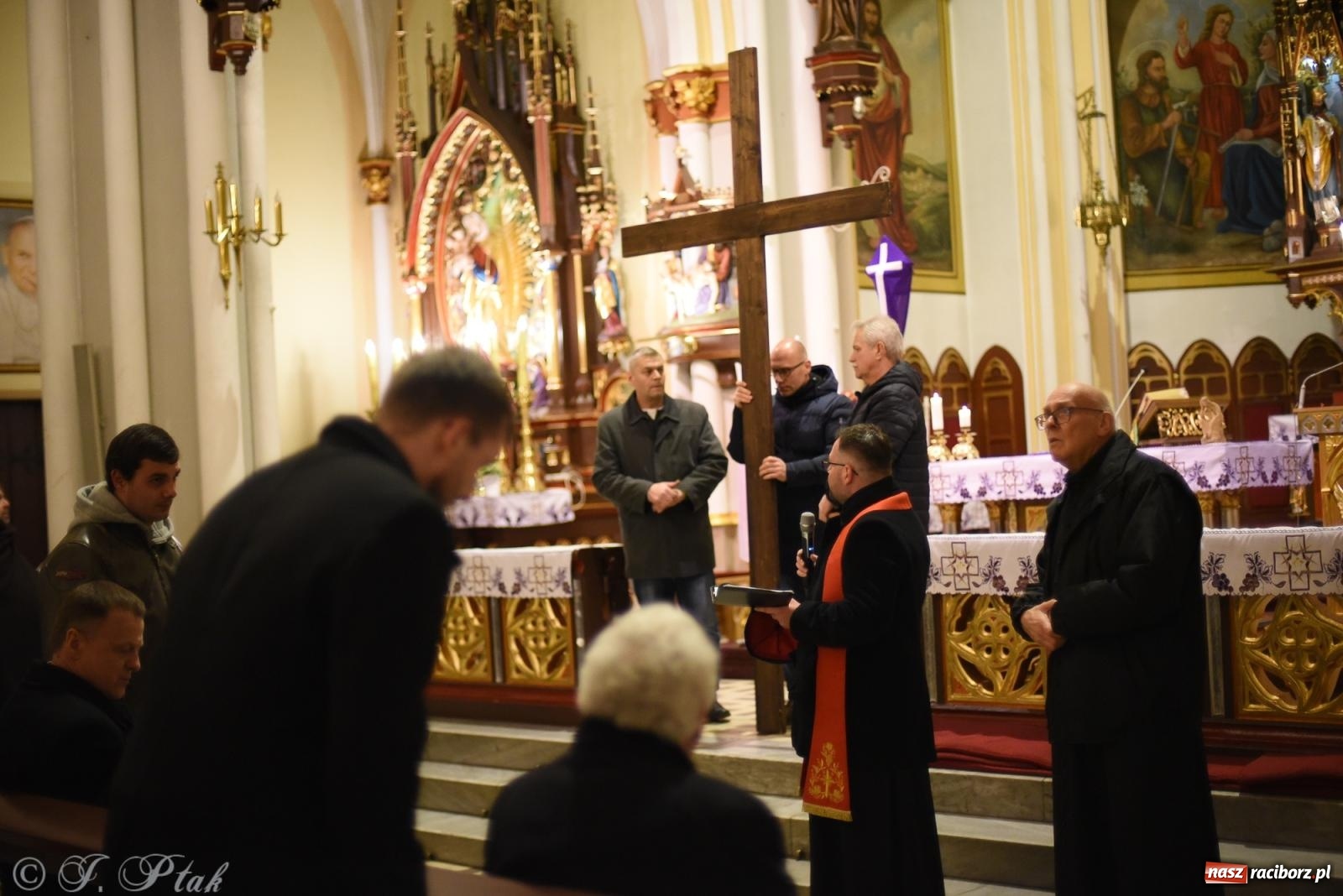 Zdjęcie w galerii na portalu naszraciborz.pl: Droga krzyżowa ulicami Raciborza [FOTO i WIDEO] wiadomości z regionu