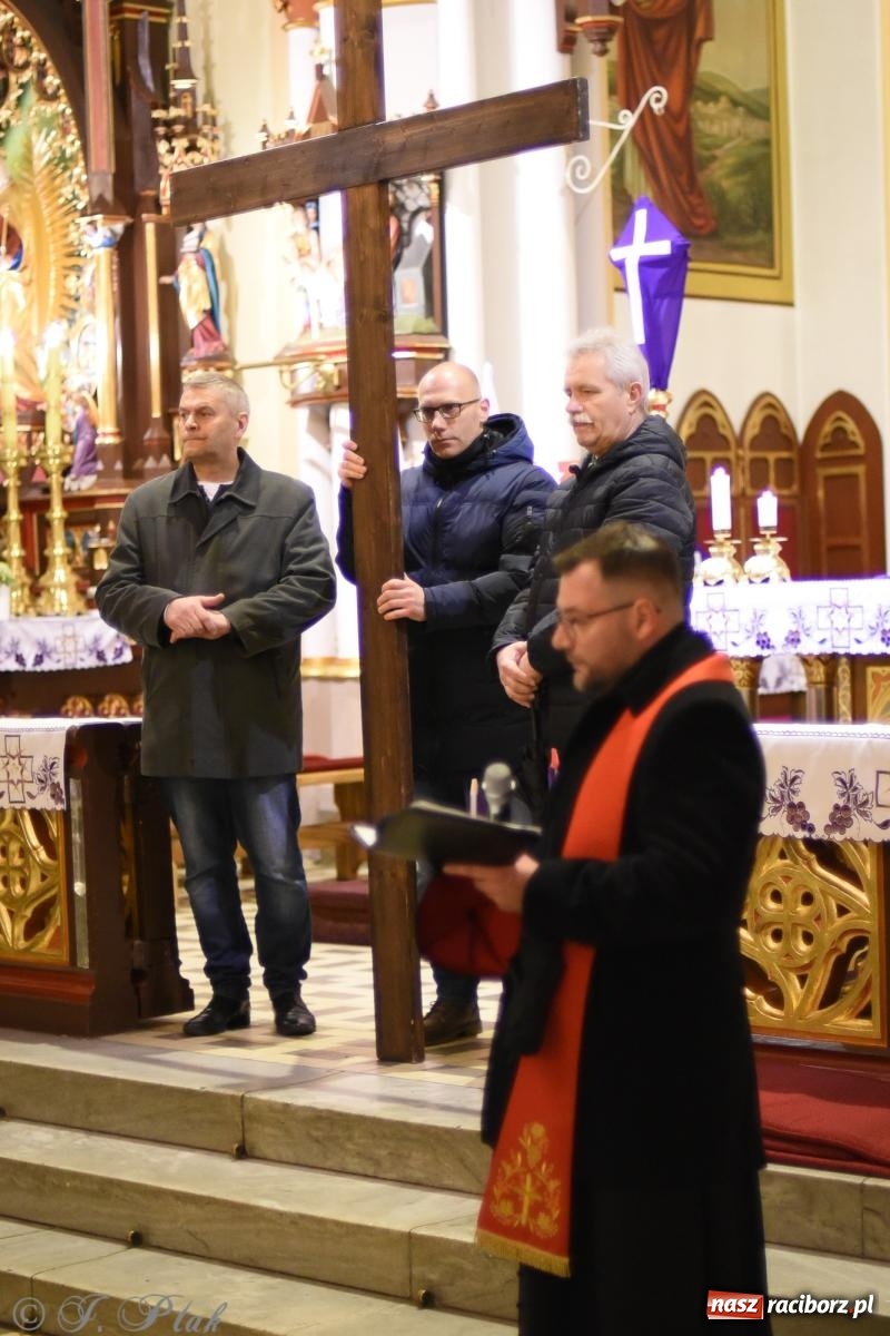 Zdjęcie w galerii na portalu naszraciborz.pl: Droga krzyżowa ulicami Raciborza [FOTO i WIDEO] wiadomości z regionu