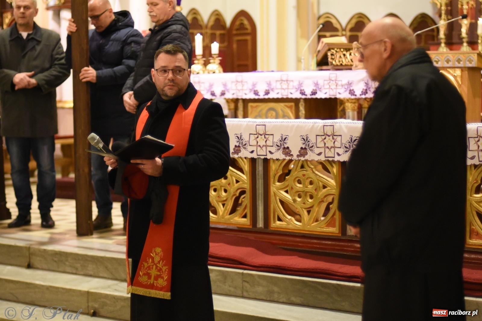 Zdjęcie w galerii na portalu naszraciborz.pl: Droga krzyżowa ulicami Raciborza [FOTO i WIDEO] wiadomości z regionu