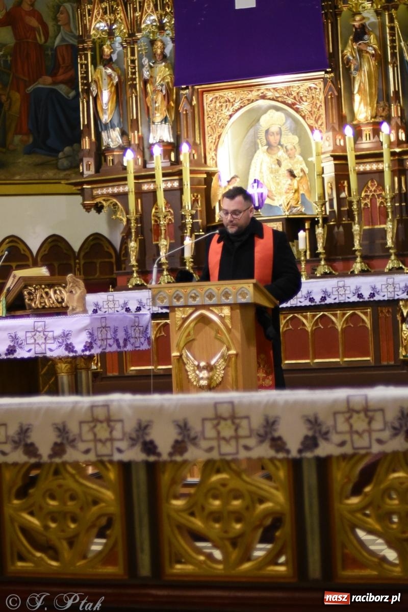 Zdjęcie w galerii na portalu naszraciborz.pl: Droga krzyżowa ulicami Raciborza [FOTO i WIDEO] wiadomości z regionu