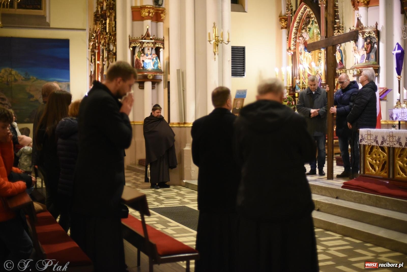Zdjęcie w galerii na portalu naszraciborz.pl: Droga krzyżowa ulicami Raciborza [FOTO i WIDEO] wiadomości z regionu