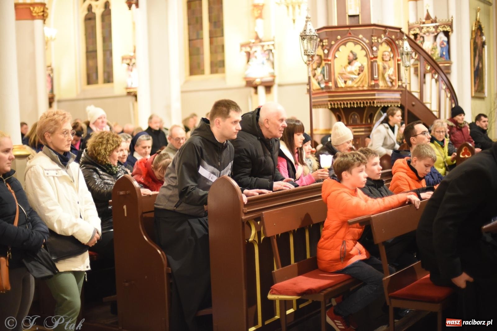 Zdjęcie w galerii na portalu naszraciborz.pl: Droga krzyżowa ulicami Raciborza [FOTO i WIDEO] wiadomości z regionu