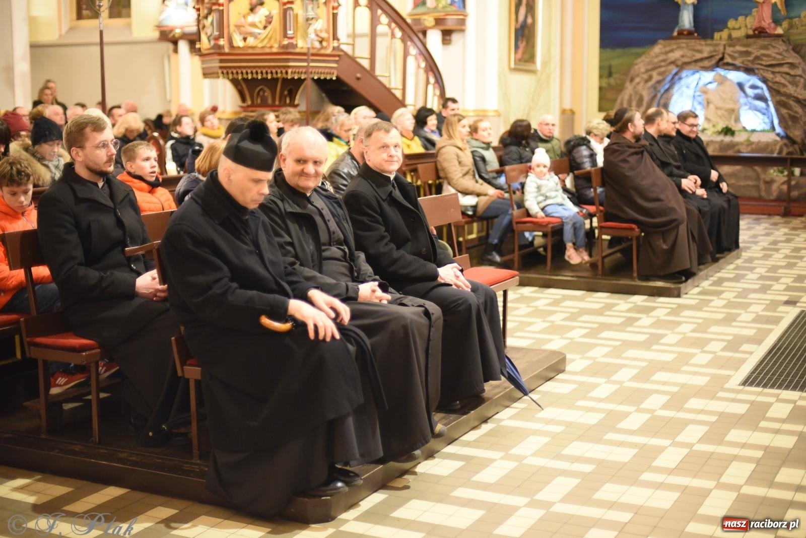 Zdjęcie w galerii na portalu naszraciborz.pl: Droga krzyżowa ulicami Raciborza [FOTO i WIDEO] wiadomości z regionu
