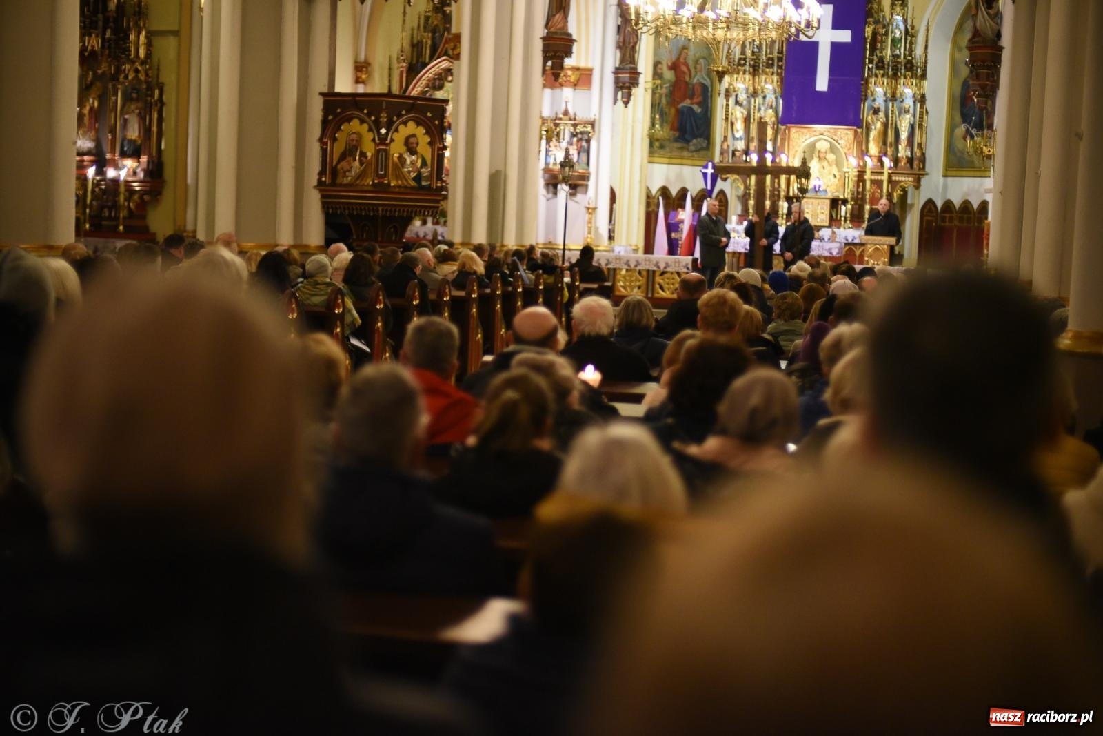 Zdjęcie w galerii na portalu naszraciborz.pl: Droga krzyżowa ulicami Raciborza [FOTO i WIDEO] wiadomości z regionu