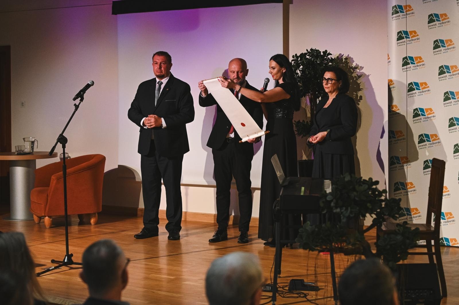 Zdjęcie w galerii na portalu naszraciborz.pl: Gaude Mater Polonia na otwarcie domu książęcego raciborskiego zamku wiadomości z regionu