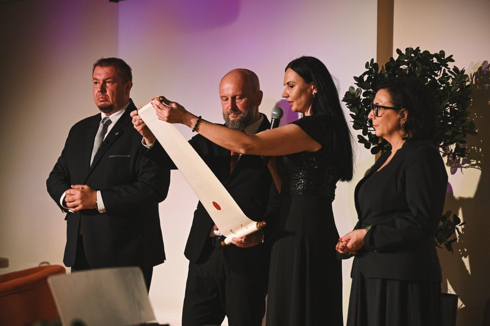 Zdjęcie w galerii na portalu naszraciborz.pl: Gaude Mater Polonia na otwarcie domu książęcego raciborskiego zamku wiadomości z regionu