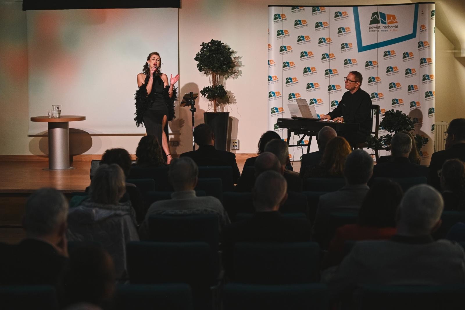 Zdjęcie w galerii na portalu naszraciborz.pl: Gaude Mater Polonia na otwarcie domu książęcego raciborskiego zamku wiadomości z regionu