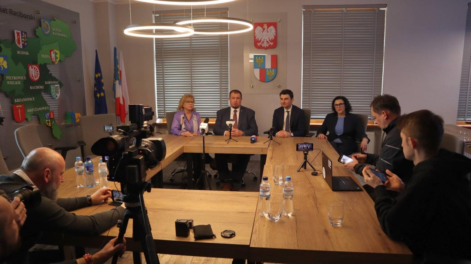 Zdjęcie w galerii na portalu naszraciborz.pl: Wojewoda śląski z roboczą wizytą w Starostwie Powiatowym wiadomości z regionu