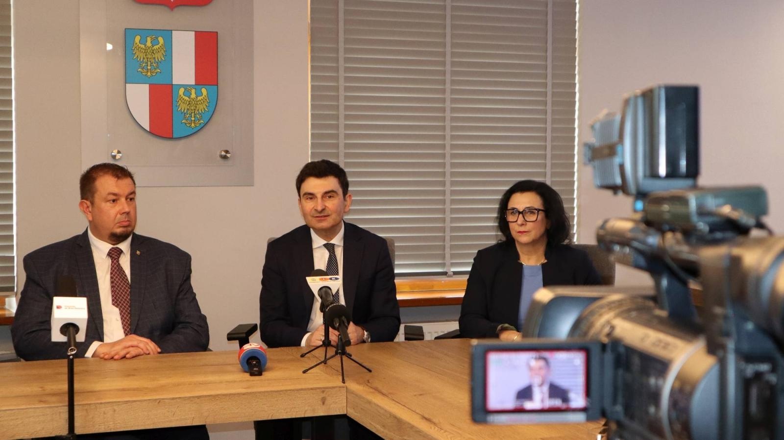 Zdjęcie w galerii na portalu naszraciborz.pl: Wojewoda śląski z roboczą wizytą w Starostwie Powiatowym wiadomości z regionu