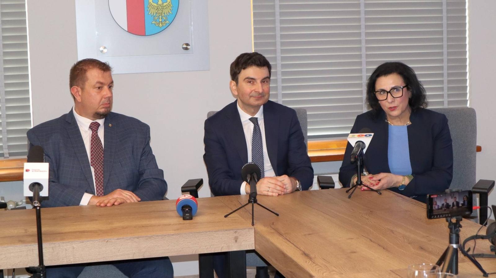 Zdjęcie w galerii na portalu naszraciborz.pl: Wojewoda śląski z roboczą wizytą w Starostwie Powiatowym wiadomości z regionu