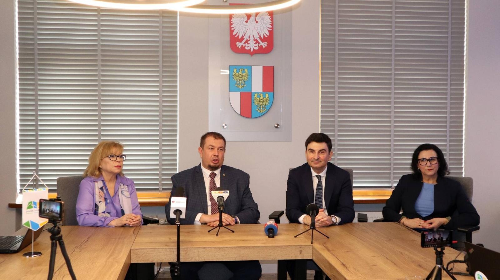 Zdjęcie w galerii na portalu naszraciborz.pl: Wojewoda śląski z roboczą wizytą w Starostwie Powiatowym wiadomości z regionu