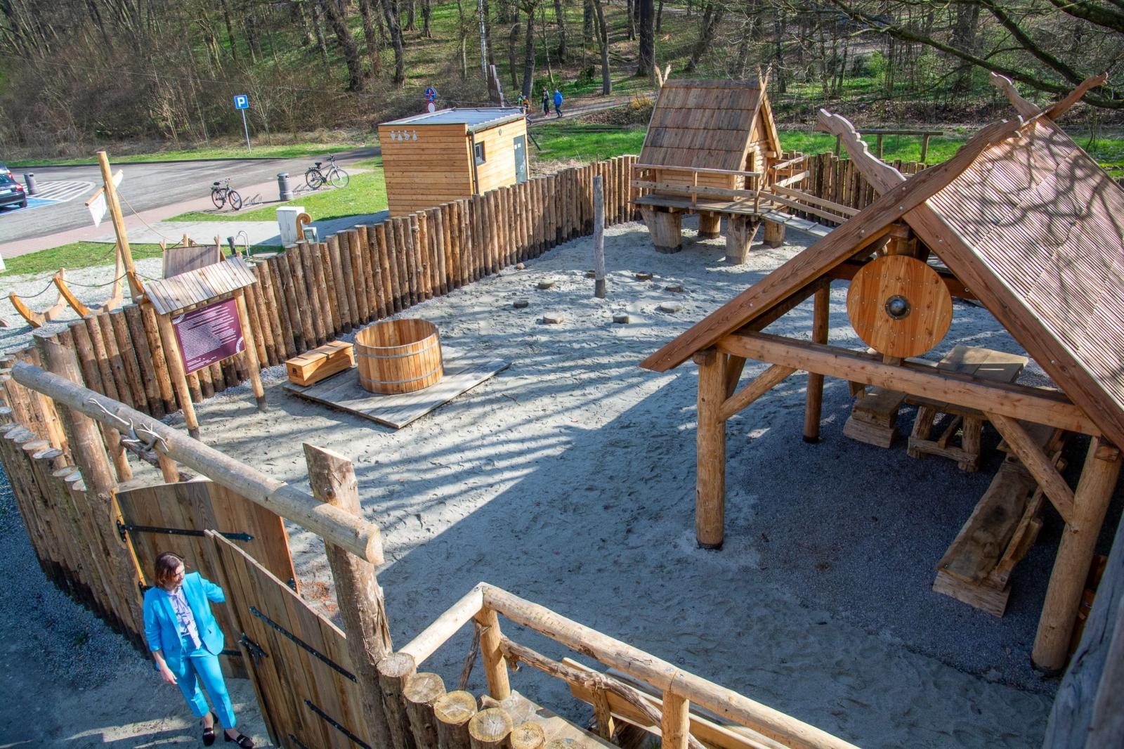 Zdjęcie w galerii na portalu naszraciborz.pl: Owady w skali makro i średniowieczny tor zabaw. Drengowie i Arboretum zadbało o nowe atrakcje lasu Obora wiadomości z regionu