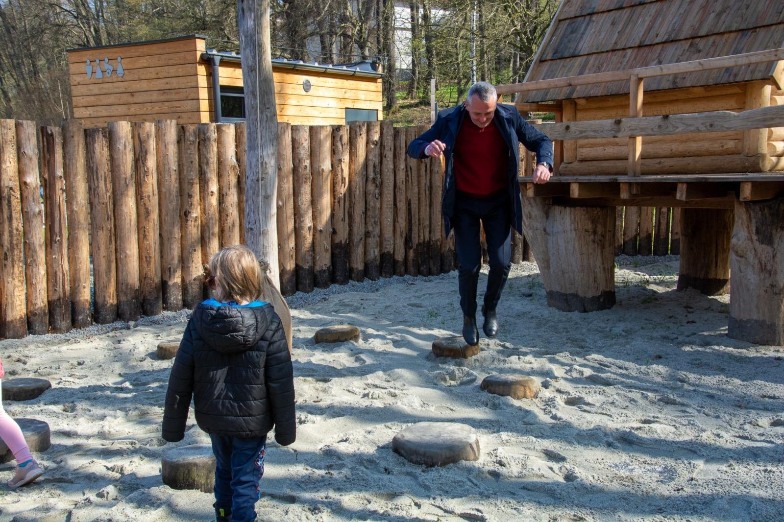 Zdjęcie w galerii na portalu naszraciborz.pl: Owady w skali makro i średniowieczny tor zabaw. Drengowie i Arboretum zadbało o nowe atrakcje lasu Obora wiadomości z regionu