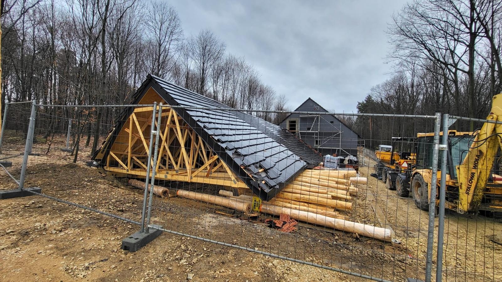 Zdjęcie w galerii na portalu naszraciborz.pl: Runęła niedokończona wiata na terenie zagrody żubrów w Brzeziu wiadomości z regionu