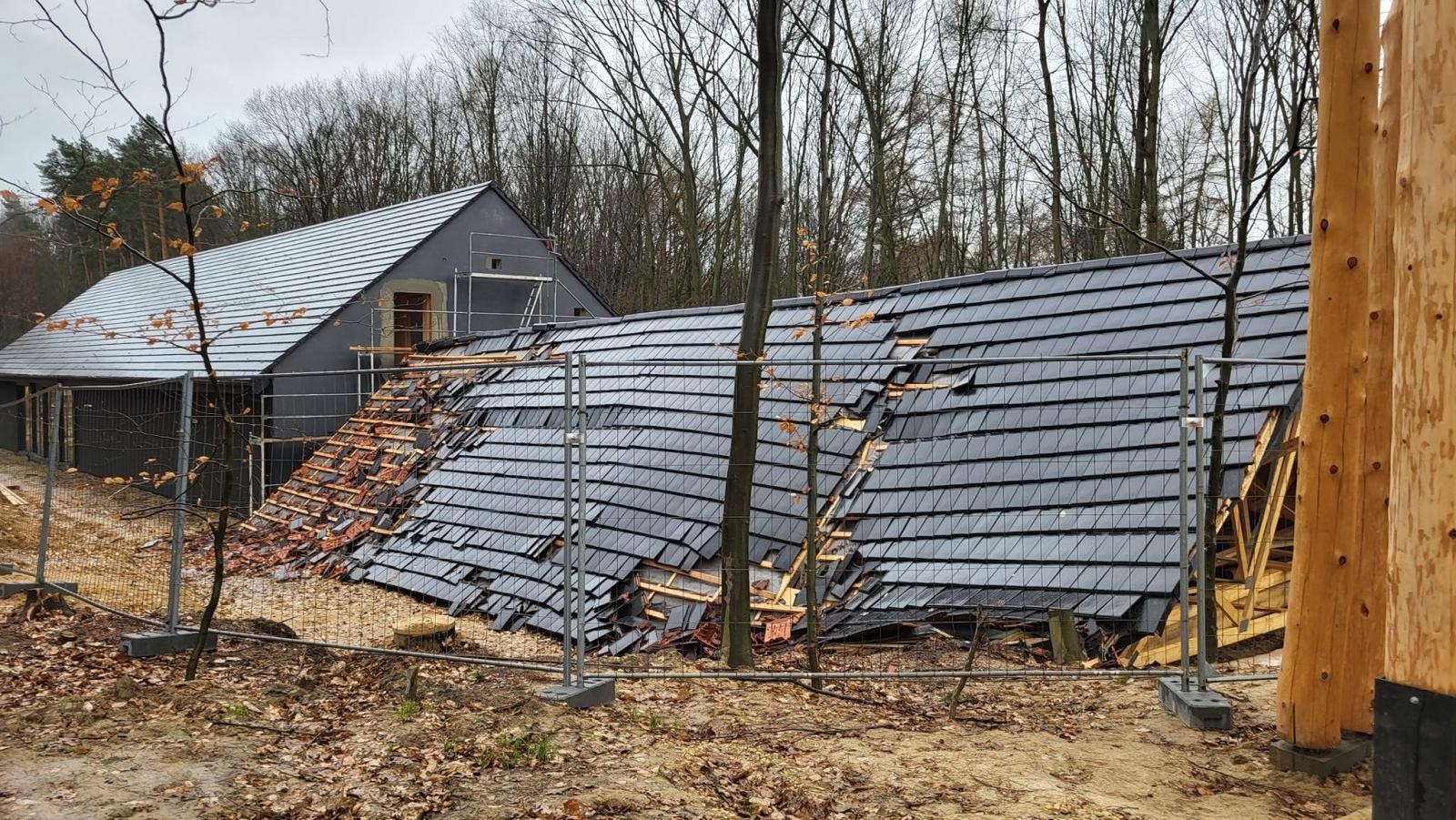 Zdjęcie w galerii na portalu naszraciborz.pl: Runęła niedokończona wiata na terenie zagrody żubrów w Brzeziu wiadomości z regionu