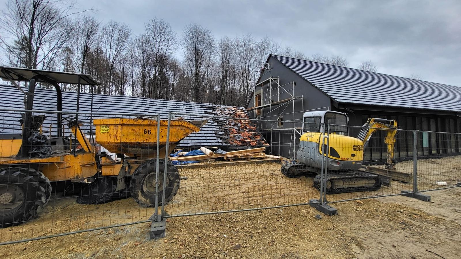 Zdjęcie w galerii na portalu naszraciborz.pl: Runęła niedokończona wiata na terenie zagrody żubrów w Brzeziu wiadomości z regionu