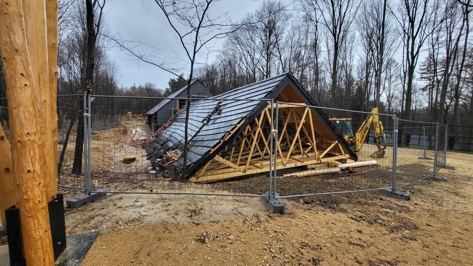Zdjęcie w galerii na portalu naszraciborz.pl: Runęła niedokończona wiata na terenie zagrody żubrów w Brzeziu wiadomości z regionu