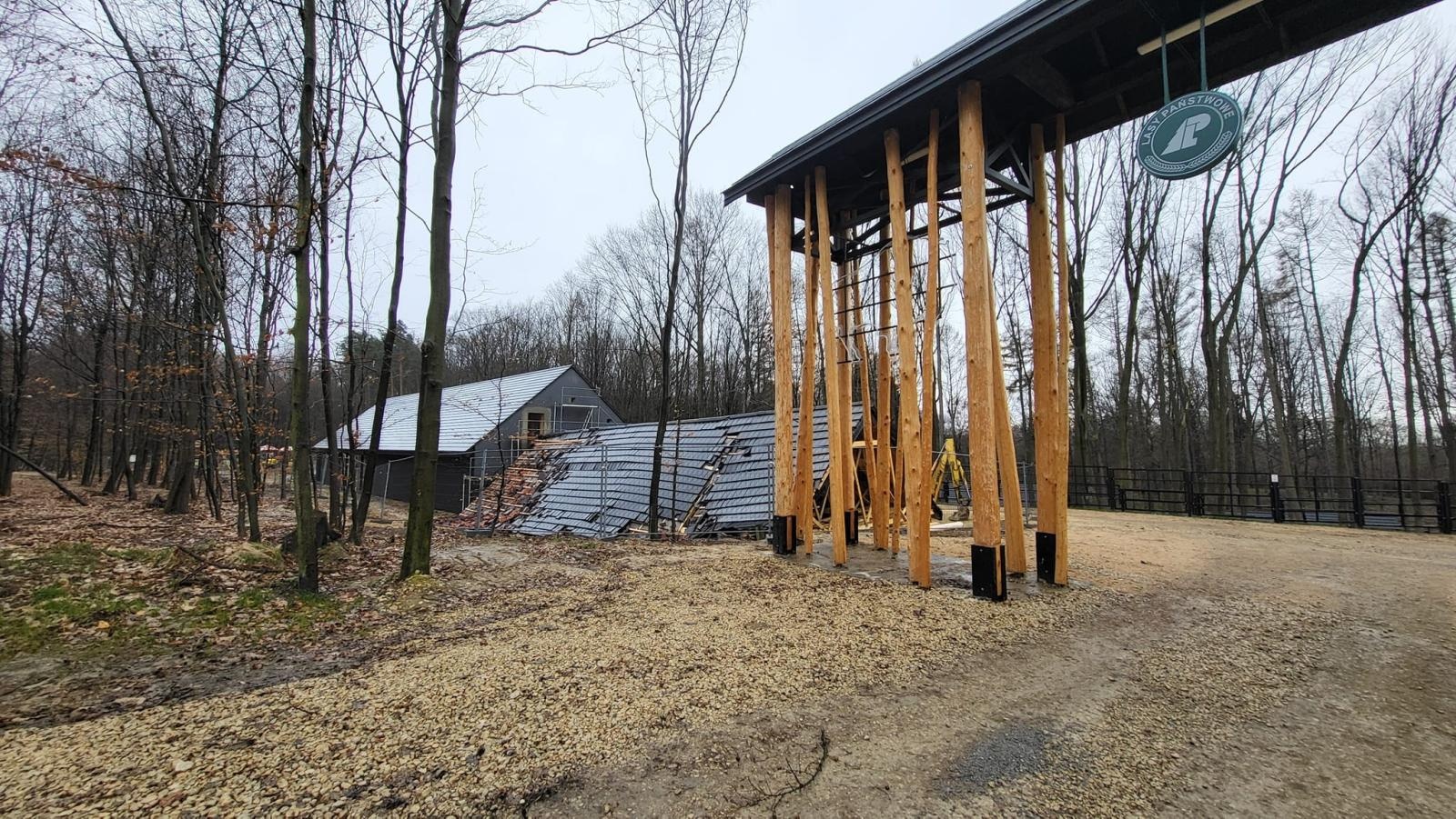 Zdjęcie w galerii na portalu naszraciborz.pl: Runęła niedokończona wiata na terenie zagrody żubrów w Brzeziu wiadomości z regionu