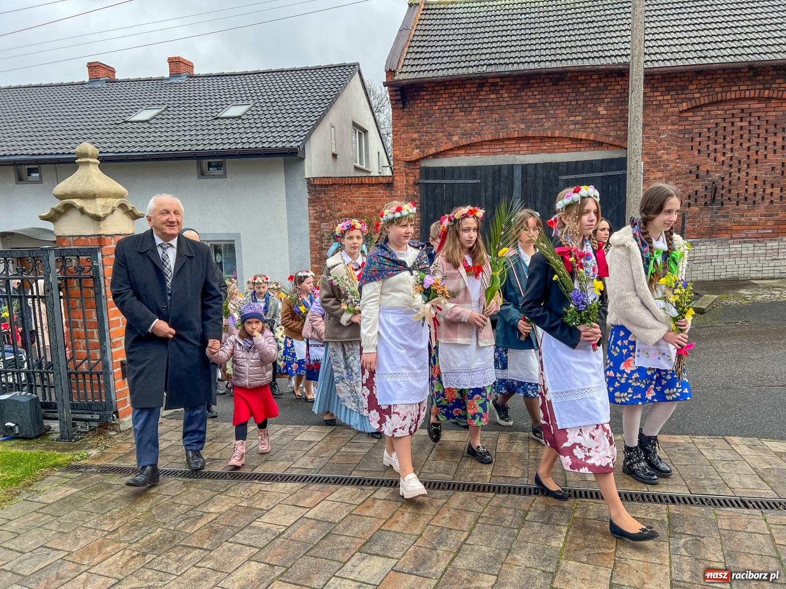 Zdjęcie w galerii na portalu naszraciborz.pl: Niedziela Palmowa. W Kościele katolickim rozpoczyna się Wielki Tydzień, w Brzeziu procesja wiadomości z regionu