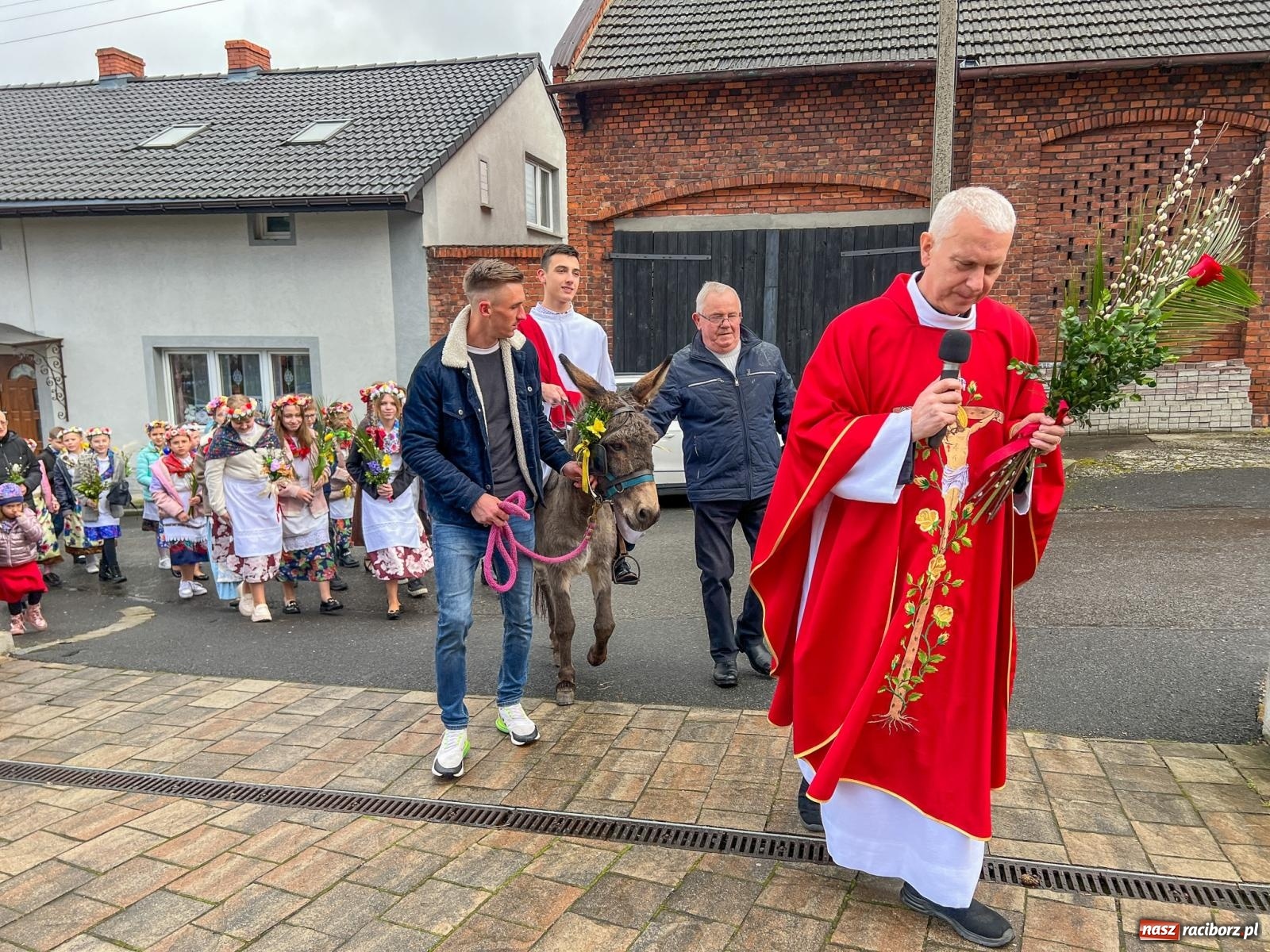 Zdjęcie w galerii na portalu naszraciborz.pl: Niedziela Palmowa. W Kościele katolickim rozpoczyna się Wielki Tydzień, w Brzeziu procesja wiadomości z regionu