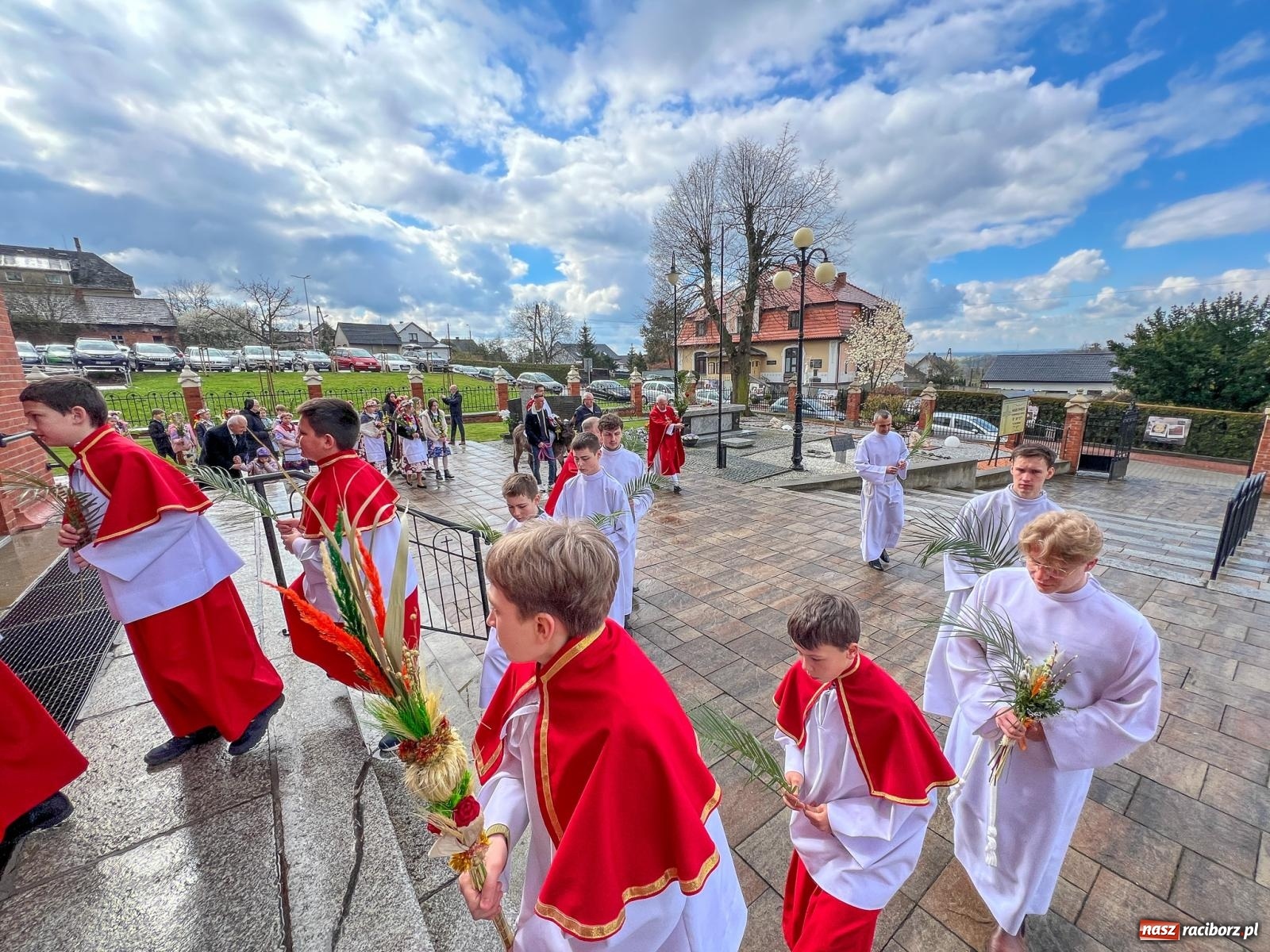 Zdjęcie w galerii na portalu naszraciborz.pl: Niedziela Palmowa. W Kościele katolickim rozpoczyna się Wielki Tydzień, w Brzeziu procesja wiadomości z regionu