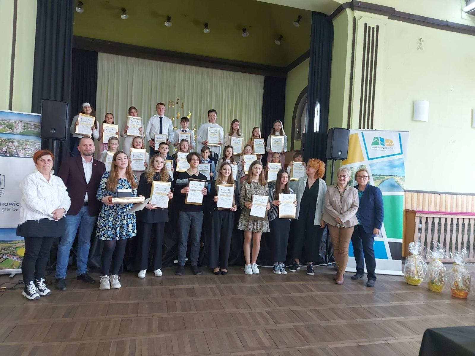 Zdjęcie w galerii na portalu naszraciborz.pl: Śpiewajmy Panu. Powiatowy konkurs piosenki religijnej w Borucinie wiadomości z regionu