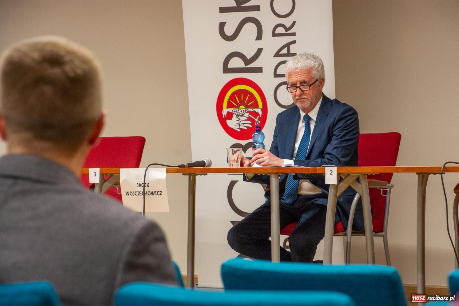 Zdjęcie w galerii na portalu naszraciborz.pl: Tylko Jacek Wojciechowicz stawił się na spotkanie z kandydatami organizowane przez RIG wiadomości z regionu