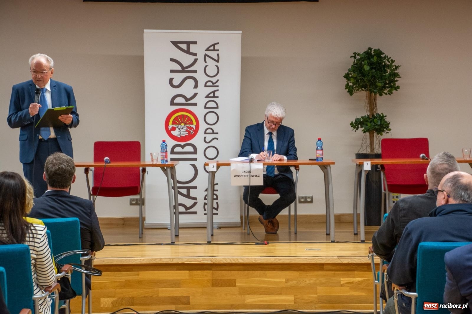 Zdjęcie w galerii na portalu naszraciborz.pl: Tylko Jacek Wojciechowicz stawił się na spotkanie z kandydatami organizowane przez RIG wiadomości z regionu