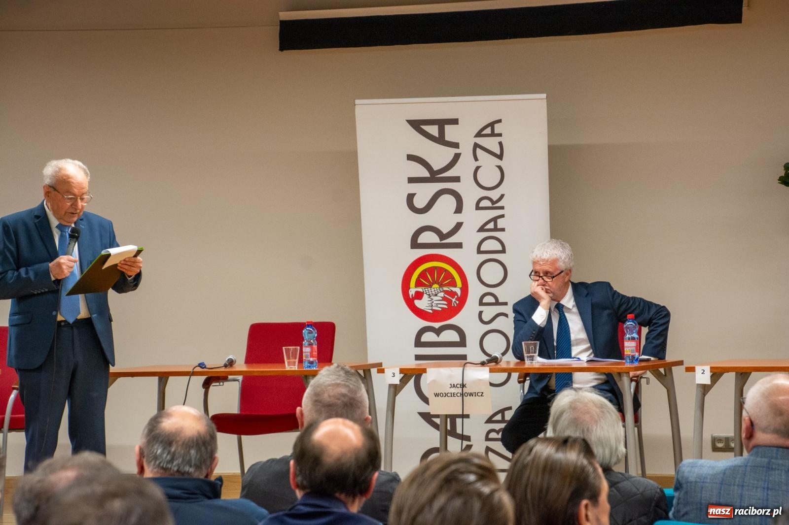 Zdjęcie w galerii na portalu naszraciborz.pl: Tylko Jacek Wojciechowicz stawił się na spotkanie z kandydatami organizowane przez RIG wiadomości z regionu