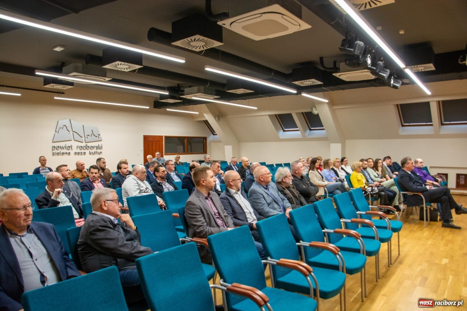 Zdjęcie w galerii na portalu naszraciborz.pl: Tylko Jacek Wojciechowicz stawił się na spotkanie z kandydatami organizowane przez RIG wiadomości z regionu