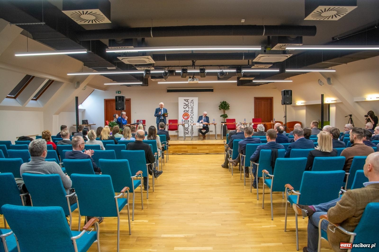 Zdjęcie w galerii na portalu naszraciborz.pl: Tylko Jacek Wojciechowicz stawił się na spotkanie z kandydatami organizowane przez RIG wiadomości z regionu