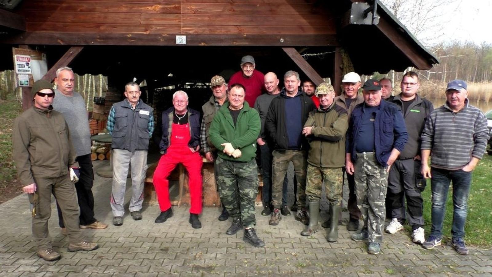 Zdjęcie w galerii na portalu naszraciborz.pl: Wędkarze wzięli się za wiosenne porządki na Babiczoku wiadomości z regionu