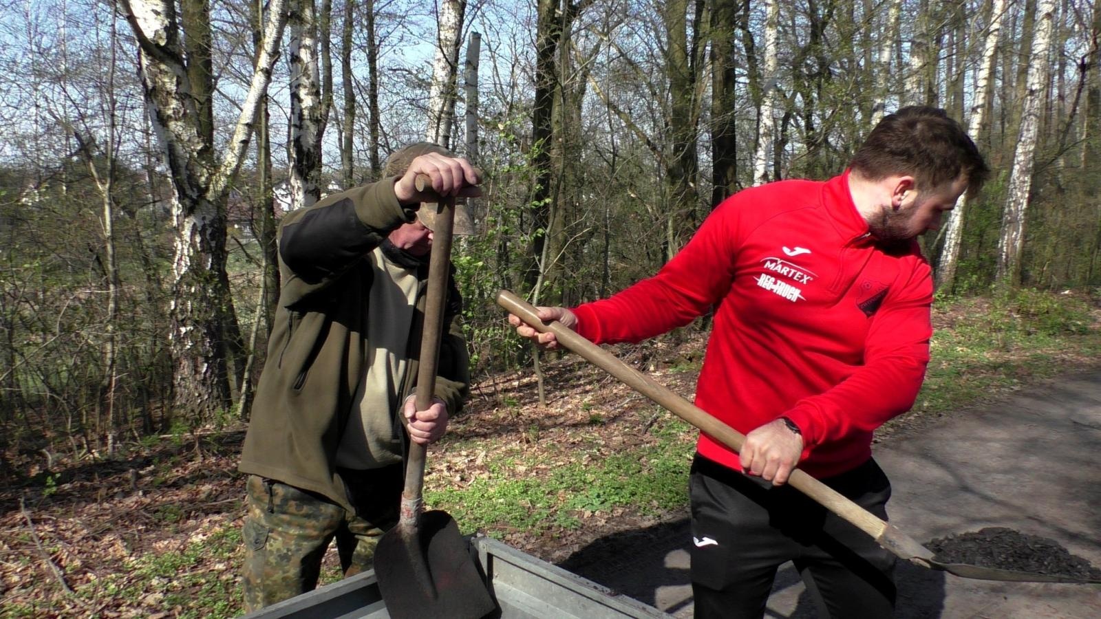 Zdjęcie w galerii na portalu naszraciborz.pl: Wędkarze wzięli się za wiosenne porządki na Babiczoku wiadomości z regionu