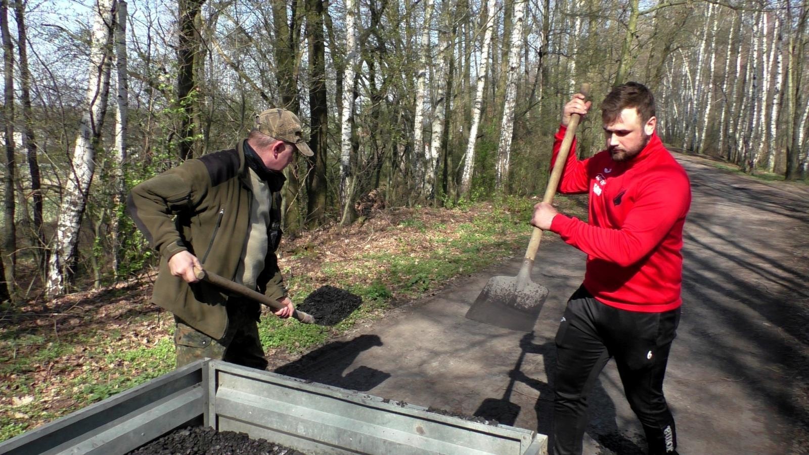 Zdjęcie w galerii na portalu naszraciborz.pl: Wędkarze wzięli się za wiosenne porządki na Babiczoku wiadomości z regionu