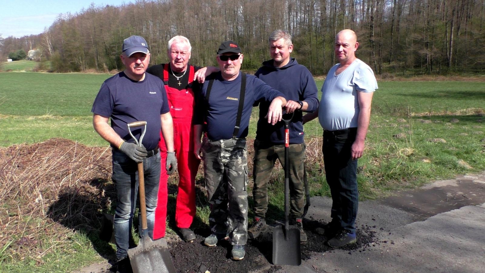 Zdjęcie w galerii na portalu naszraciborz.pl: Wędkarze wzięli się za wiosenne porządki na Babiczoku wiadomości z regionu