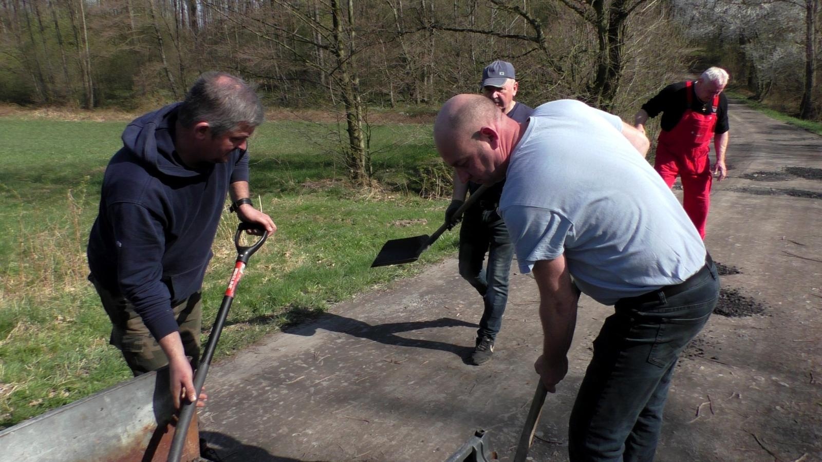 Zdjęcie w galerii na portalu naszraciborz.pl: Wędkarze wzięli się za wiosenne porządki na Babiczoku wiadomości z regionu