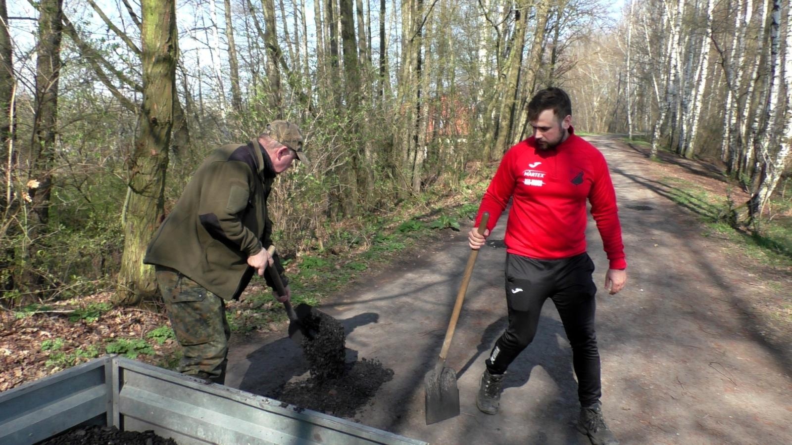 Zdjęcie w galerii na portalu naszraciborz.pl: Wędkarze wzięli się za wiosenne porządki na Babiczoku wiadomości z regionu