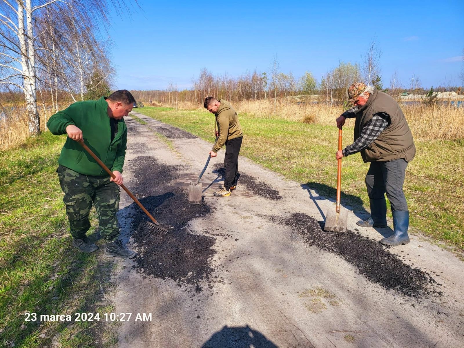 Zdjęcie w galerii na portalu naszraciborz.pl: Wędkarze wzięli się za wiosenne porządki na Babiczoku wiadomości z regionu
