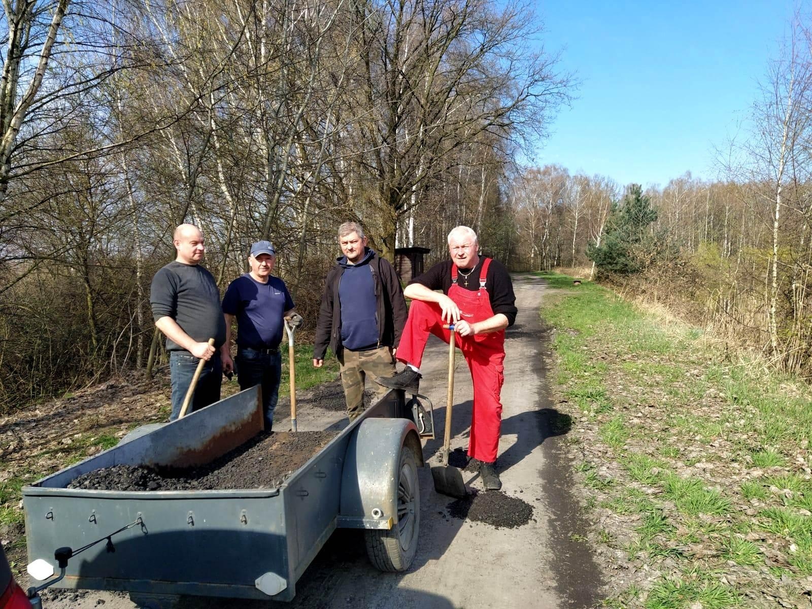 Zdjęcie w galerii na portalu naszraciborz.pl: Wędkarze wzięli się za wiosenne porządki na Babiczoku wiadomości z regionu