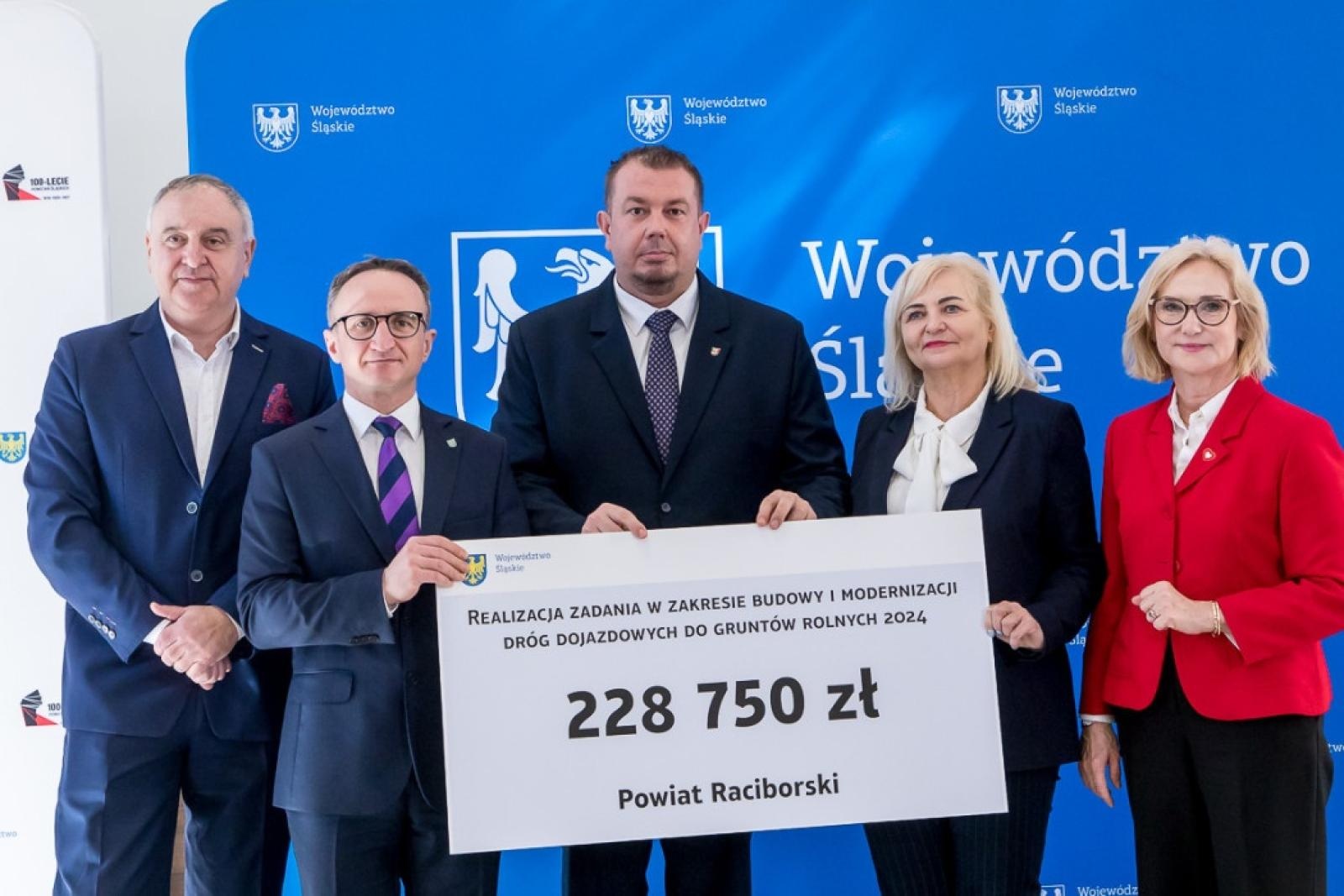 Zdjęcie w galerii na portalu naszraciborz.pl: Raciborskie samorządy dostały wsparcie na drogi dojazdowe do gruntów rolnych wiadomości z regionu