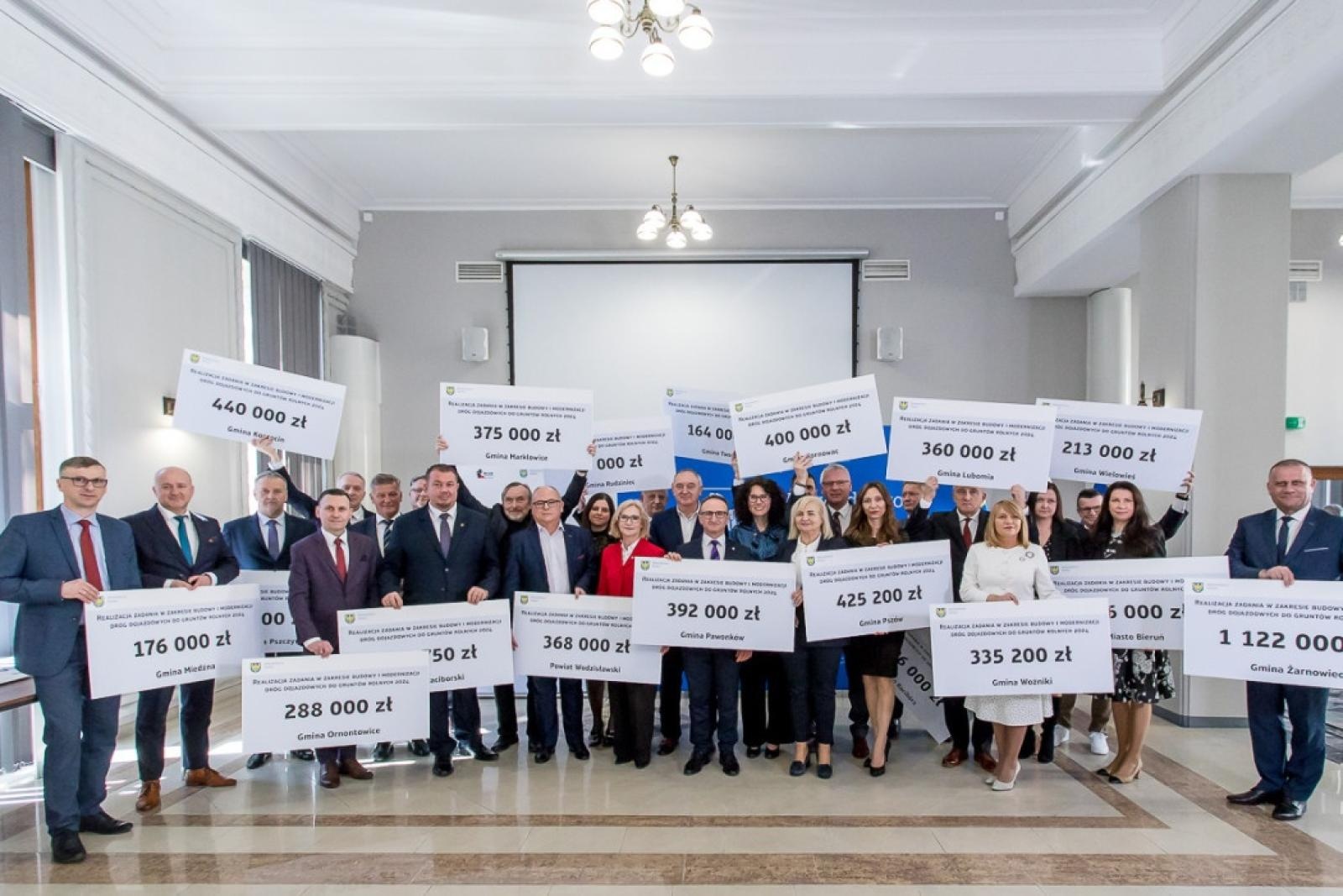 Zdjęcie w galerii na portalu naszraciborz.pl: Raciborskie samorządy dostały wsparcie na drogi dojazdowe do gruntów rolnych wiadomości z regionu