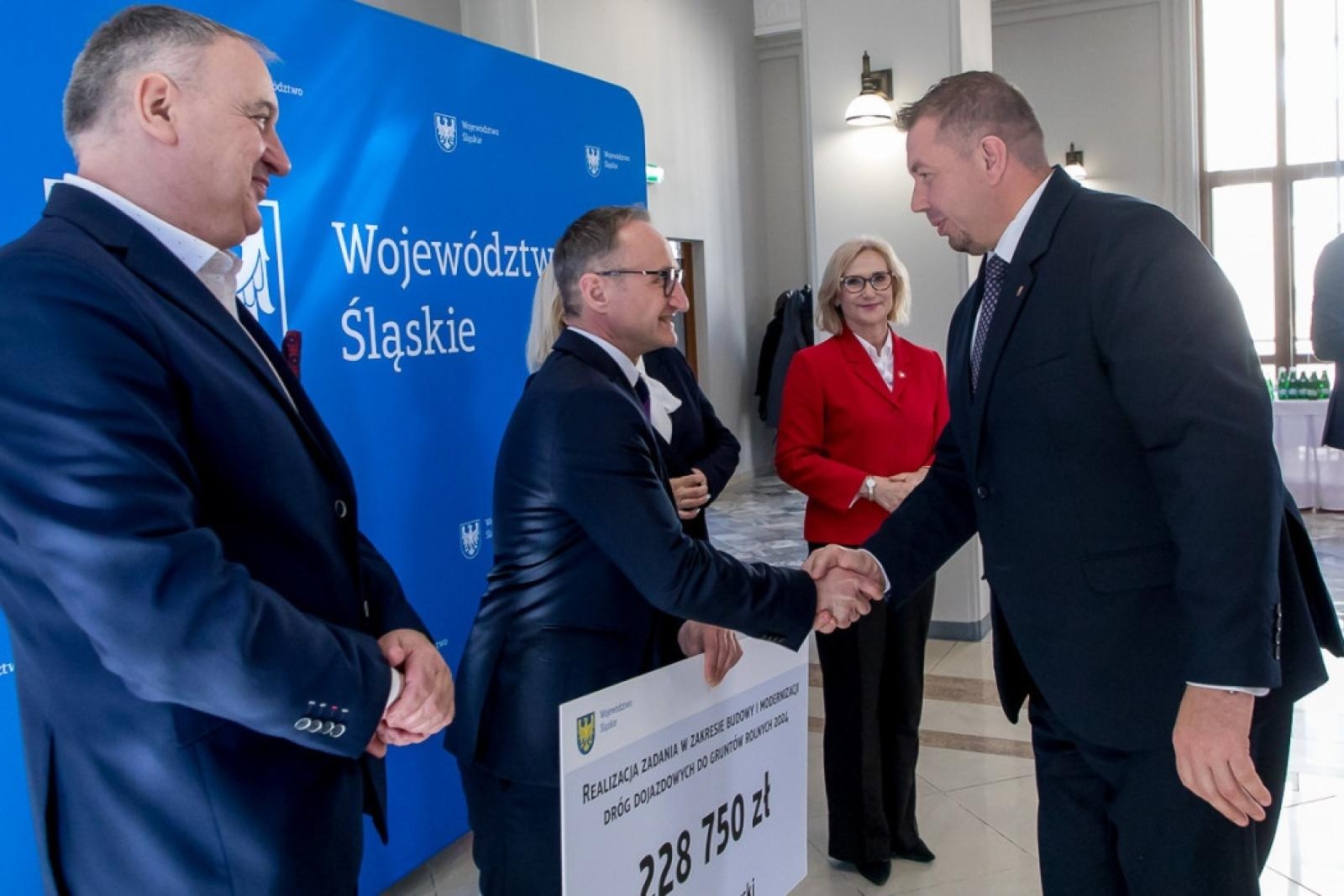 Zdjęcie w galerii na portalu naszraciborz.pl: Raciborskie samorządy dostały wsparcie na drogi dojazdowe do gruntów rolnych wiadomości z regionu