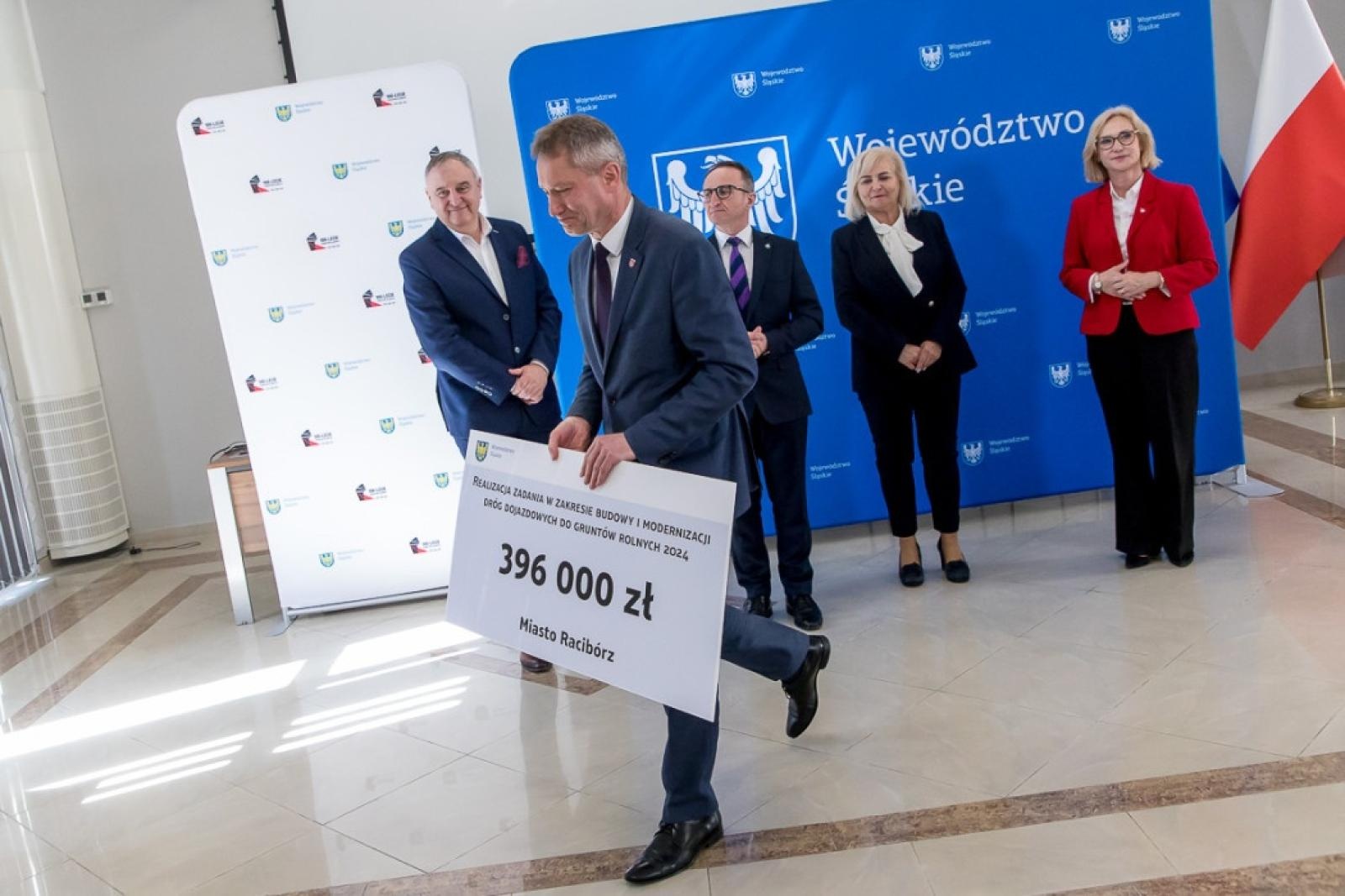 Zdjęcie w galerii na portalu naszraciborz.pl: Raciborskie samorządy dostały wsparcie na drogi dojazdowe do gruntów rolnych wiadomości z regionu