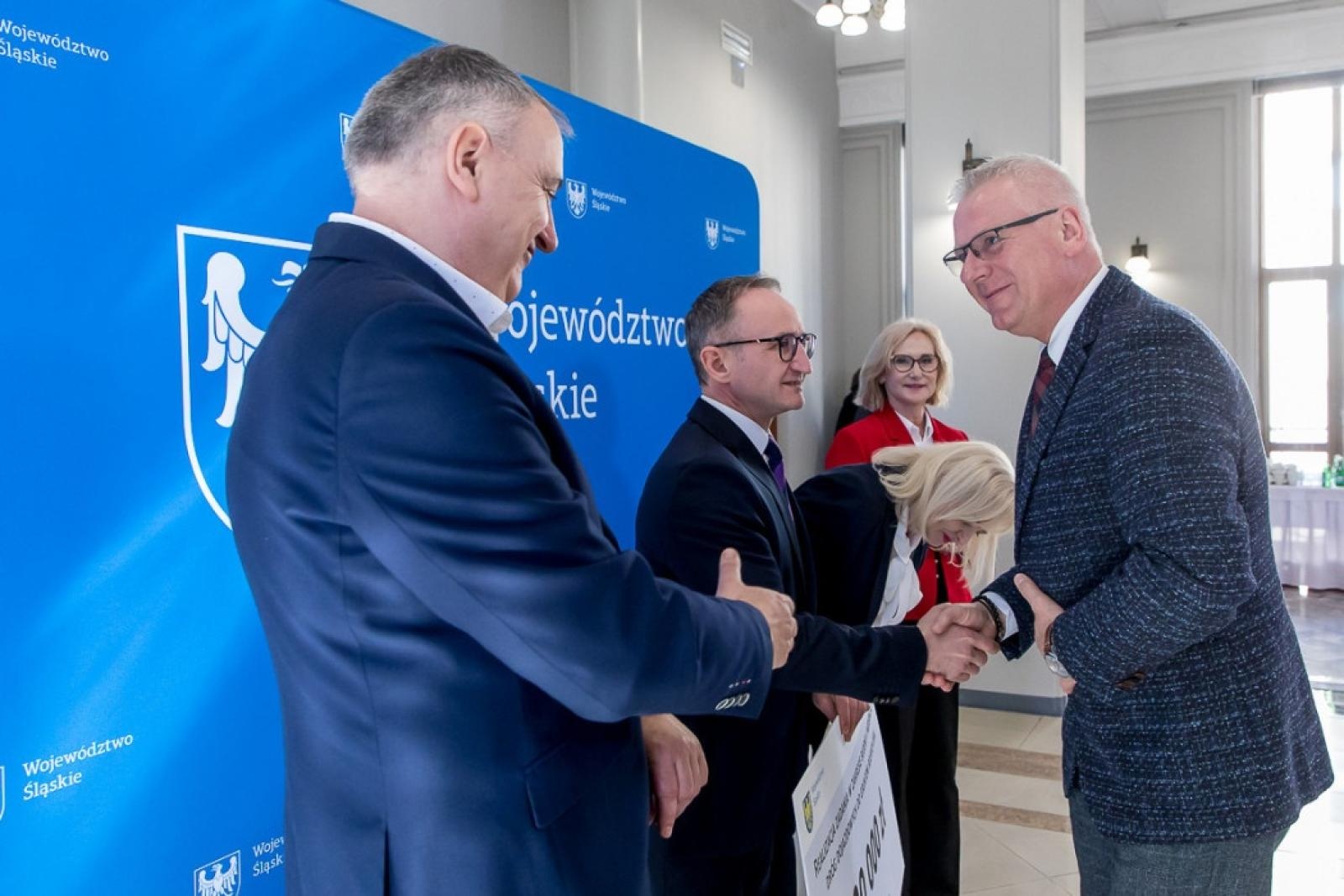 Zdjęcie w galerii na portalu naszraciborz.pl: Raciborskie samorządy dostały wsparcie na drogi dojazdowe do gruntów rolnych wiadomości z regionu