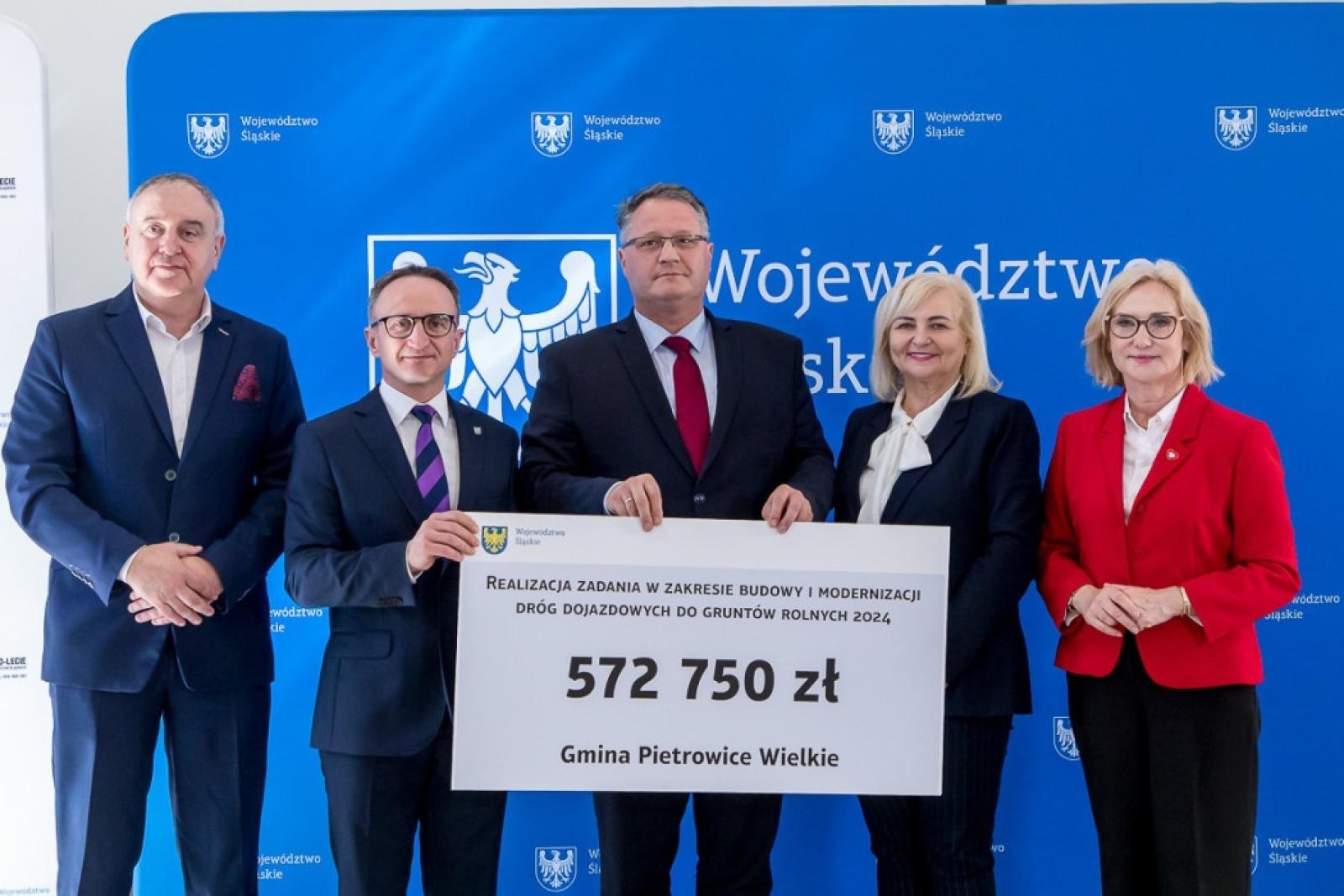 Zdjęcie w galerii na portalu naszraciborz.pl: Raciborskie samorządy dostały wsparcie na drogi dojazdowe do gruntów rolnych wiadomości z regionu