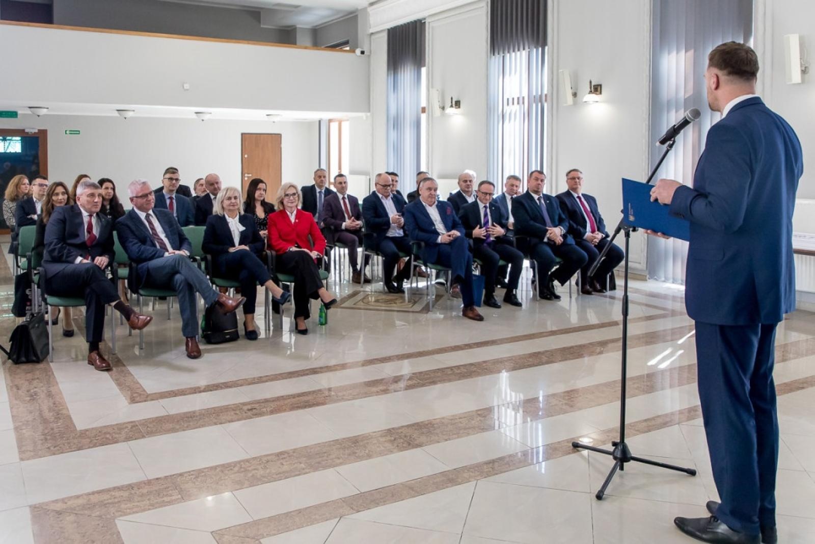 Zdjęcie w galerii na portalu naszraciborz.pl: Raciborskie samorządy dostały wsparcie na drogi dojazdowe do gruntów rolnych wiadomości z regionu