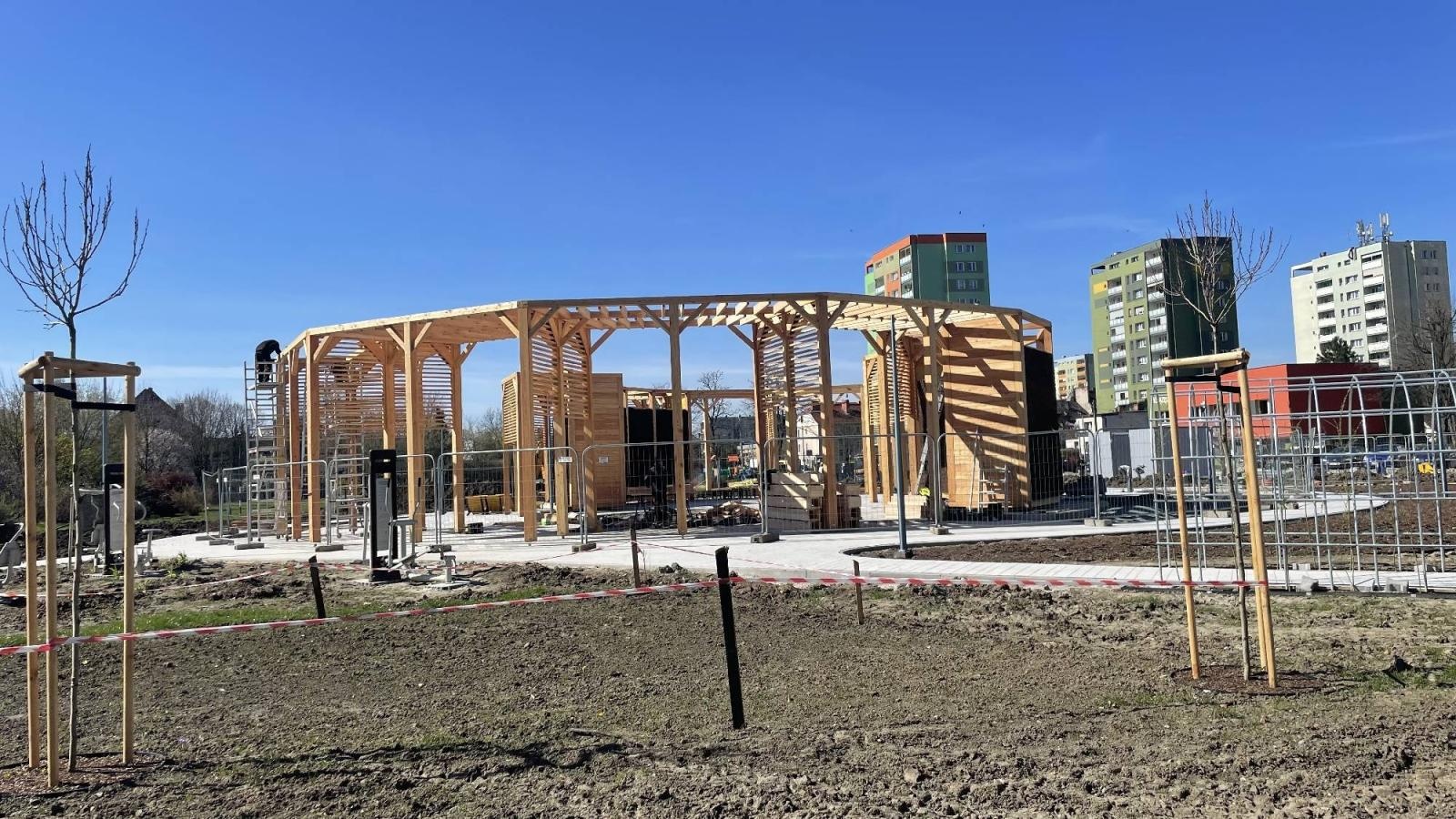 Zdjęcie w galerii na portalu naszraciborz.pl: Zielone Płuca na Ostrogu kontra deweloperka. Tężnia finiszuje a radny mówi o kulisach inwestycji [FOTO LOTNICZE] wiadomości z regionu