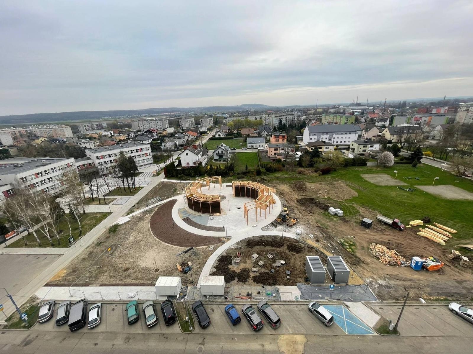 Zdjęcie w galerii na portalu naszraciborz.pl: Zielone Płuca na Ostrogu kontra deweloperka. Tężnia finiszuje a radny mówi o kulisach inwestycji [FOTO LOTNICZE] wiadomości z regionu