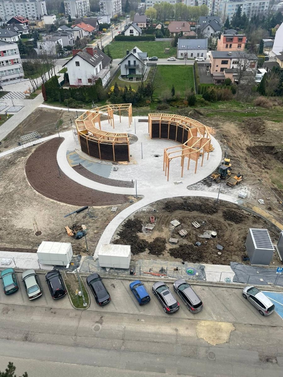 Zdjęcie w galerii na portalu naszraciborz.pl: Zielone Płuca na Ostrogu kontra deweloperka. Tężnia finiszuje a radny mówi o kulisach inwestycji [FOTO LOTNICZE] wiadomości z regionu